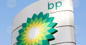 Британската Би Пи спира програмата за обратното изкупуване на акции и засилва намаляването на разходите заради спад на печалбата на компанията за 2025 г.