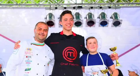 Победителят Валентин Боров с помощника Пламен Петров и шеф Ивайло Димитров /отдясно наляво/. 						                Снимка: Красимир СТОЯНОВ