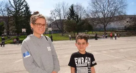 Деца от Ирак, Сирия и Афганистан играят футбол с връстници в Европейското училище