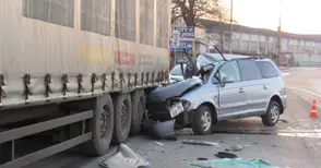 Кола се вряза в спрял тир заради разсейване зад волана