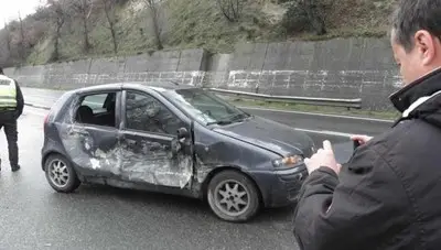 Половин тон скала удари кола край Симитли, семейство оцеля по чудо Половин тон скала удари кола край Симитли, семейство оцеля по чудо