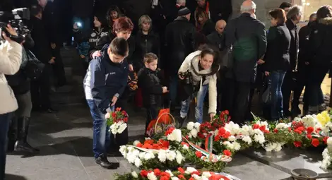 С възрожденски песни и цветя за  героите Русе почете Освобождението