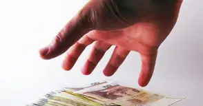 Заплатите на чиновниците растат 4  пъти по-бързо от тези на работниците