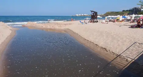Забраняват къпането на централния плаж в Лозенец заради замърсяване
