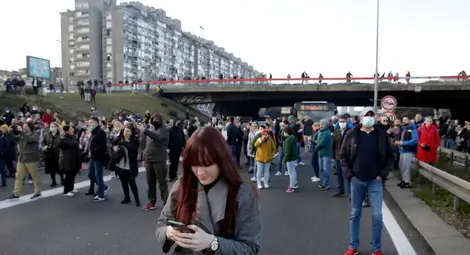 Хиляди блокираха центъра на Белград: Тук бият хората, обичащи родината