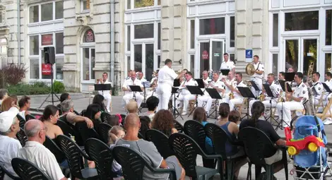Флотският оркестър се разходи от Дунавското до &bdquo;Велик е нашият войник&ldquo;