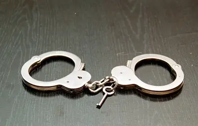 Арестуваха рецидивисти, вързали старица с въже на Коледа, за да я оберат