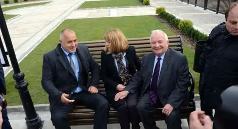 Какво прави дясната ръка на Дол върху дясното бедро на Фандъкова