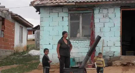 Мъж си купи нива, а получи бонус ромски къщи