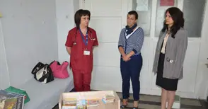 „Движение 21“ дари книжки за  малките пациенти в болницата