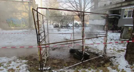 Мястото на аварията, където от бликналата вряла вода пострада 48-годишната Нергиз, вече е оградено с предпазни пана. Снмика: Русе Медиа Мястото на аварията, където от бликналата вряла вода пострада 48-годишната Нергиз, вече е оградено с предпазни пана. Снмика: Русе Медиа