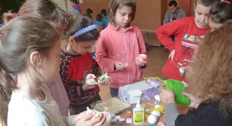 Деца шариха яйца и плетоха венци за базар в Николово