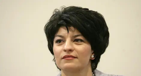 Десислава Атанасова: Да ме търсят медии и избиратели, но преди полунощ и без заплахи