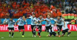 Аржентина излъга Холандия след дузпи и е на финал