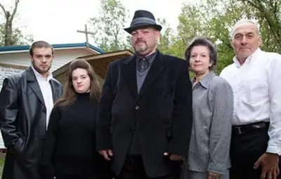 Водещ на шоу за змии по National Geographic почина от ухапване от гърмяща змия в църква Водещ на шоу за змии по National Geographic почина от ухапване от гърмяща змия в църква