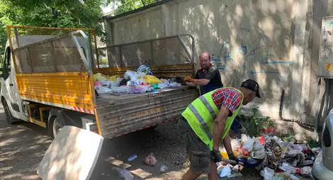 Нелсен Чистота: Кубици смет закарана и разхвърляна умишлено в района на Централна гара в Русе /галерия/