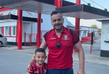 Свилен Касабов с родения през 2015 година възпитаник на школата Самуел Иванов. 			 Снимка: Личен архив