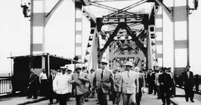 Сталин избира мястото на Дунав мост край Русе