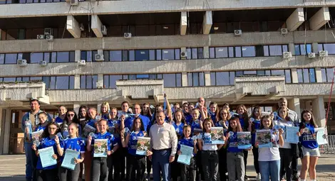 Кметът Пенчо Милков награди баскетболистките на &bdquo;Дунав Русе 2016&ldquo; за успехите им на Държавното първенство за момичета