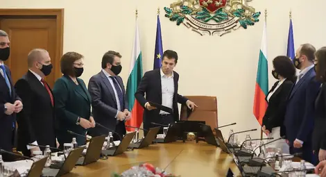 Кабинетът ще одобри допълнителни разходи по бюджетите на МОН и МВР