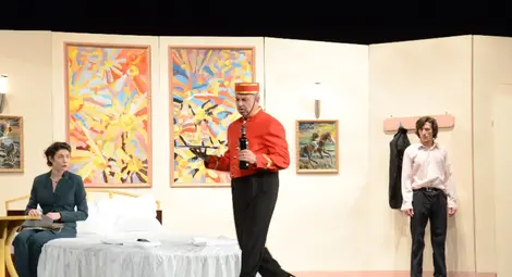 Николай Урумов е в ролята на пиколо в новата постановка на театъра &bdquo;Легло за трима&ldquo;. Снимка: Красимир СТОЯНОВ