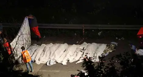 Автобус падна от мост в Южна Италия, убивайки 36 души Автобус падна от мост в Южна Италия, убивайки 36 души