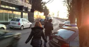 Гражданин иска колчета да спрат безобразното паркиране по кея