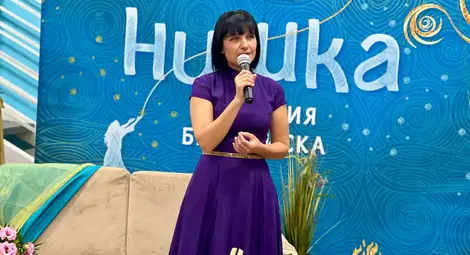 Виктория Бешлийска говори пред пълна зала в русенската библиотека за своята "Нишка"