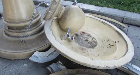 19-годишен уличен по видеозапис за погром над чешмичката пред „Дунав“ 19-годишен уличен по видеозапис за погром над чешмичката пред „Дунав“