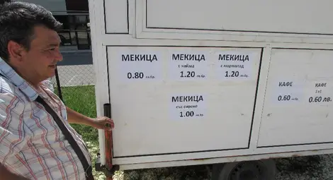 Майстор на мекици първи си избра място на откриващия се в събота възстановен битак. 			 Снимка: Утро