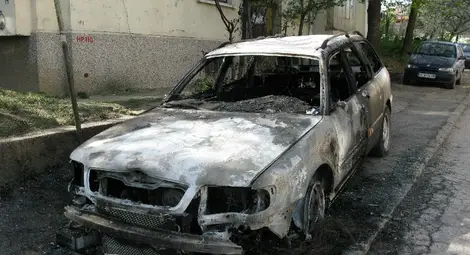 Къща и кола хвърлени в пламъци от подпалвачи