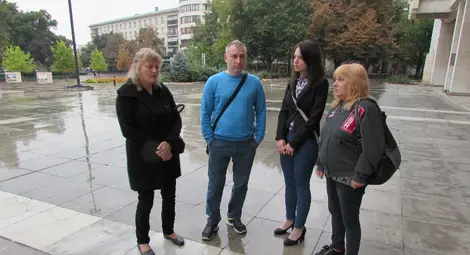 Близките на Искрен - майката Елка Дочева, братът Диян и съпругата му Илияна Йорданови /Отляво надясно/. 							                 Снимка: Русе Медиа