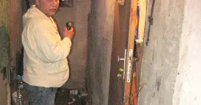 Счупена тръба от години наводнява жилищен блок