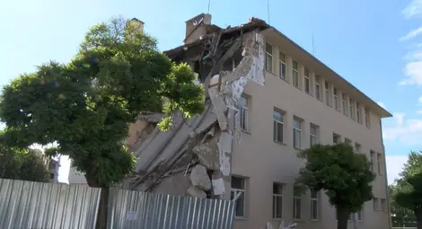 Срути се голяма част от сградата на училище в Казанлък /галерия/