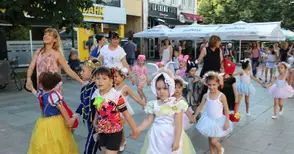 Рицари, самодиви, принцеси и  вълшебни същества шестваха в центъра