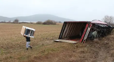 Румънски ТИР с печки се катурна в канавка