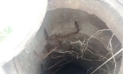 В тази шахта е открита отпадъчна вода с тъмносин цвят, какъвто беше придобил и Русенски Лом.                             Снимка: РИОСВ