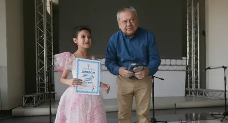 Членът на журито Пламен Атанасов връчи наградата на Лариса Ферхад от училище &bdquo;Възраждане&ldquo; - единствената отличена участничка от Русе. 				       Снимки: Авторът