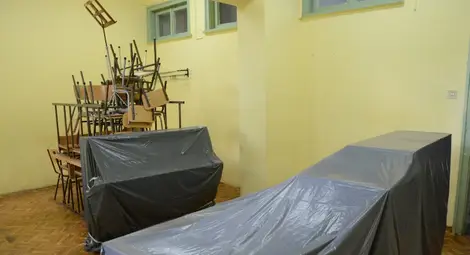 Опаковани пиана и зеещи прозорци посрещат в Училището по изкуствата