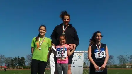 Яна с титлата на турнира в Шабла. Пред нея е Стефи Димитрова.                                                                                   Снимка: Утро