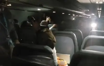 Залепиха с тиксо за седалката мъж в самолет, опипал гърдите на 2 стюардеси (Видео) Залепиха с тиксо за седалката мъж в самолет, опипал гърдите на 2 стюардеси (Видео)