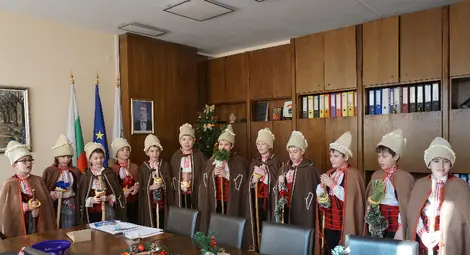 Малки коледари пяха за здраве и благополучие в кабинета на председателя на Общинския съвет Иво Пазарджиев