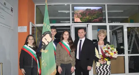 Пенчо Милков избра първото си училище за първата кметска изява Пенчо Милков избра първото си училище за първата кметска изява