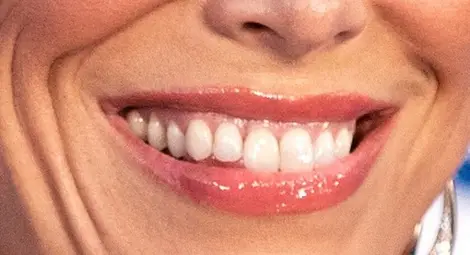 Чети по устните им