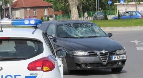 Младеж с &bdquo;Алфа Ромео&ldquo; прати връстник в болницата след удар на пешеходна пътека