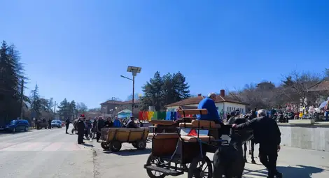 Коне и впрягове дефилираха в Караманово на Тодоровден Коне и впрягове дефилираха в Караманово на Тодоровден