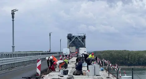 Монтирани са 72 стоманобетонни пътни панела в участъка в ремонт на Дунав мост при Русе