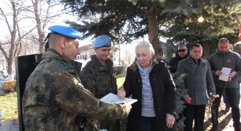 Майката на офицерски кандидат Антон Петров: На този ден сме си дали дума, че докато сме на крака и можем, ще бъдем тук