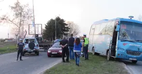 Забранен обратен завой вкара автобус във верижна катастрофа