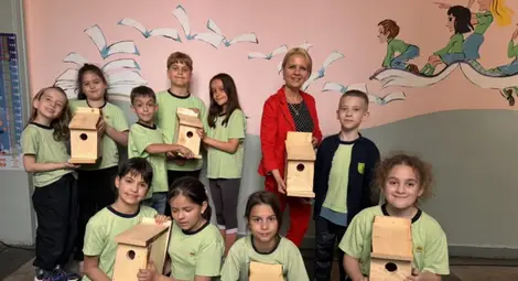 Русенски ученици изработват цветни къщички за птици Русенски ученици изработват цветни къщички за птици